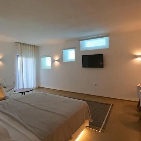 Iakinthos At Mykonian Kazarte Luxury *